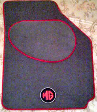 Driver's mat with red binding, logo and heel pad