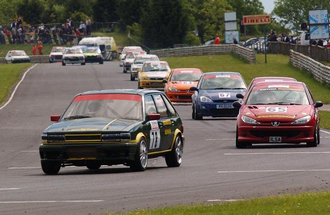 MG Maestro Turbo leading the pack