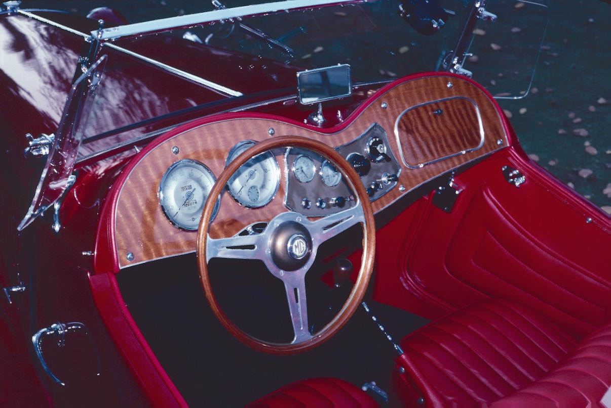 Wooden dash, steering wheel, gearshift knob